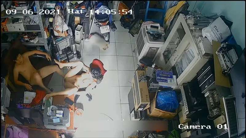 Bà xã ông xã địt nhau trong của hàng máy tính