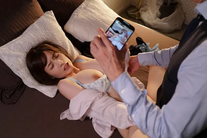 Tiền bối chuốc thuốc em thư ký bắt nắc cả đêm khi đi công chuyện xa